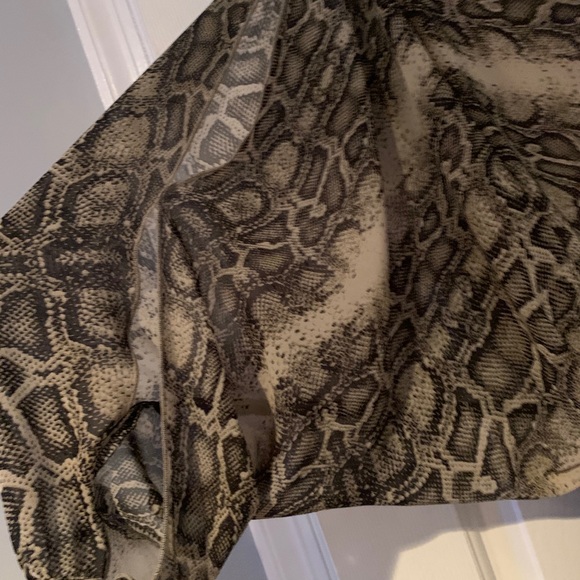 Snake skin tight dress with big arms - Picture 3 of 4